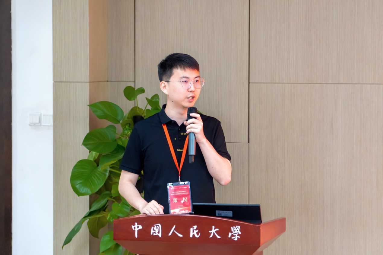 小孩站在桌子上中度可信度描述已自动生成