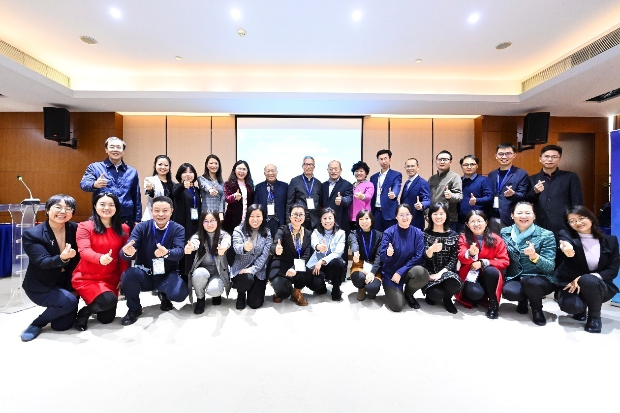 一群人在开会描述已自动生成