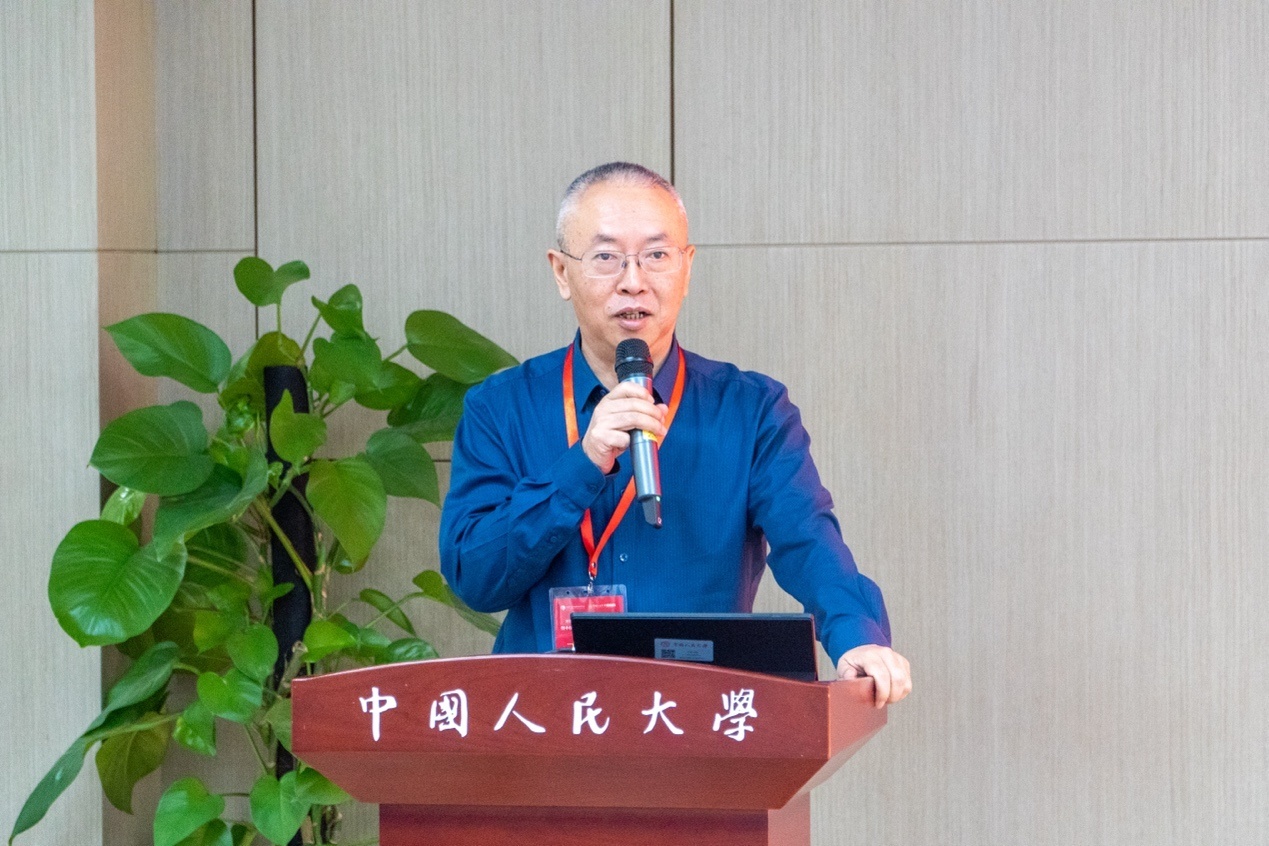 男人在打电话描述已自动生成